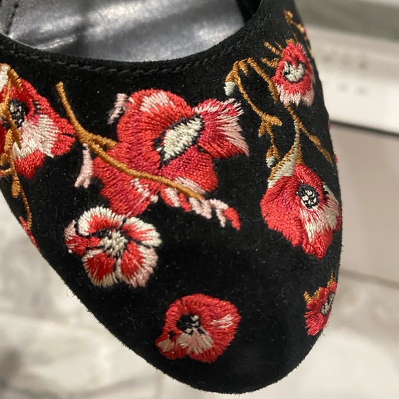 Luxe White House Black Market Piper Black Velvet and floral embroidered pumps πΉ - Picture 6 of 16
